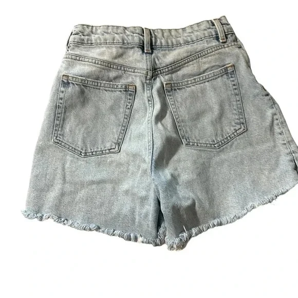 H&M women's size 4 distressed jean shorts - Picture 2 of 3